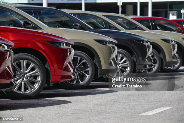 vehículos suv modernos en un estacionamiento - parachoques fotografías e imágenes de stock