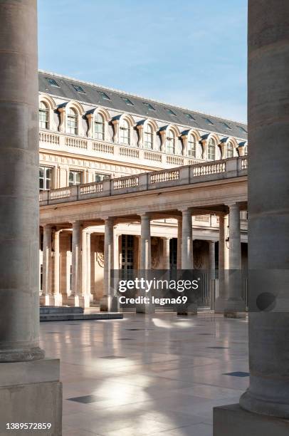palais royal in paris - palais royal stockfoto's en -beelden
