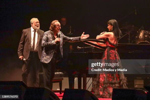 Francisco Céspedes, Raúl Di Blasio, and Susana Zabaleta, performing during first show of Se me antoja tu vida, at Teatro Metropolitan on April 2,...