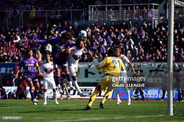 Ryota Moriwaki of Sanfrecce Hiroshima heads to score his side's second goal during the J.League J1 match between Sanfrecce Hiroshima and Omiya Ardija...