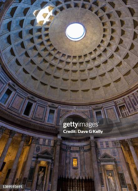 pantheon light shining through oculus on dome interior, rome, italy - cúpula sobre tejado fotografías e imágenes de stock