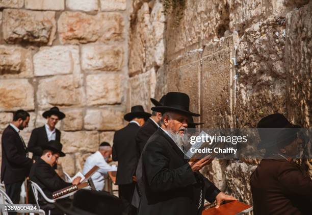 la vida en jerusalén - muro de las lamentaciones fotografías e imágenes de stock