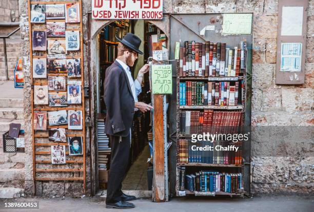 life in jerusalem - hasidic jew stockfoto's en -beelden