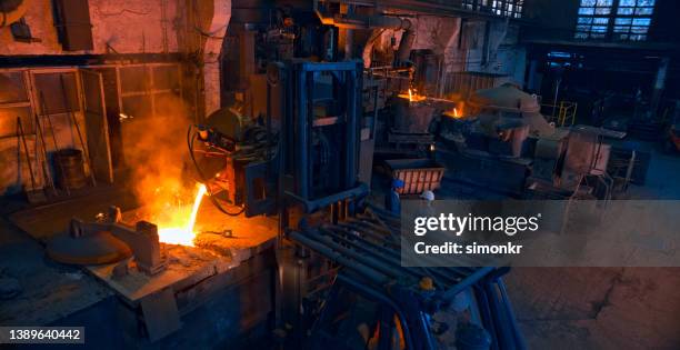 engineers standing in steel mill. - aluminum stockfoto's en -beelden