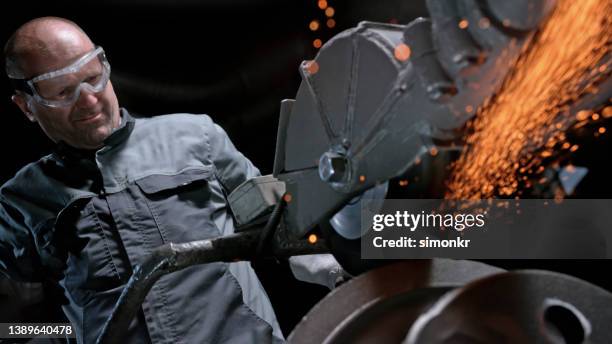 männlicher arbeiter schleifprodukt - hazardous workplace stock-fotos und bilder