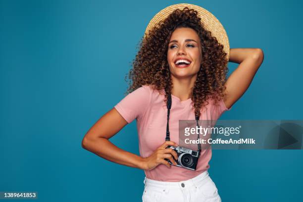 bella donna felice con la macchina fotografica analogica - woman face hat foto e immagini stock