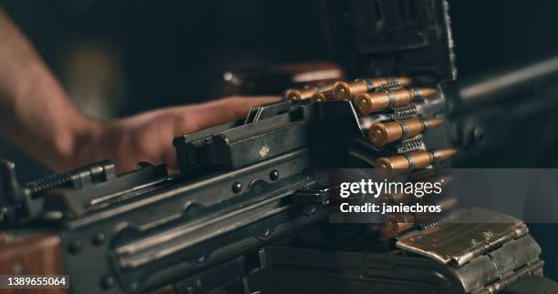 tiratore professionista che carica e si prepara a utilizzare una mitragliatrice pkm pesante - mitragliatrice foto e immagini stock