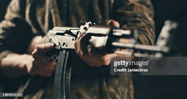 professional shooter aiming machine gun towards camera - kidnapping imagens e fotografias de stock