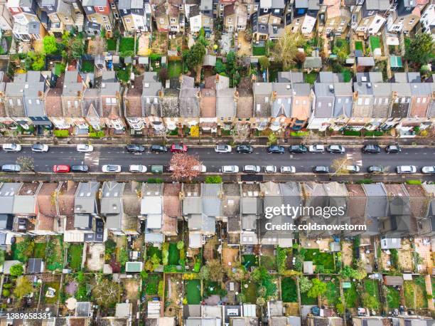 calles residenciales de londres y casas desde arriba - east london fotografías e imágenes de stock