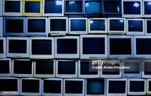 large number of turned off old computer monitors - old monitor computer stock-fotos und bilder