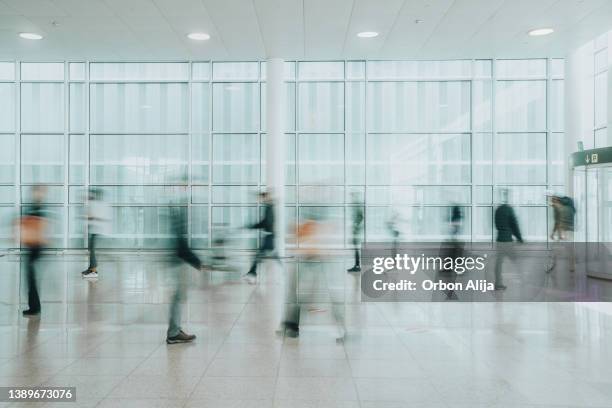 les gens flous en mouvement - grand groupe de personnes photos et images de collection