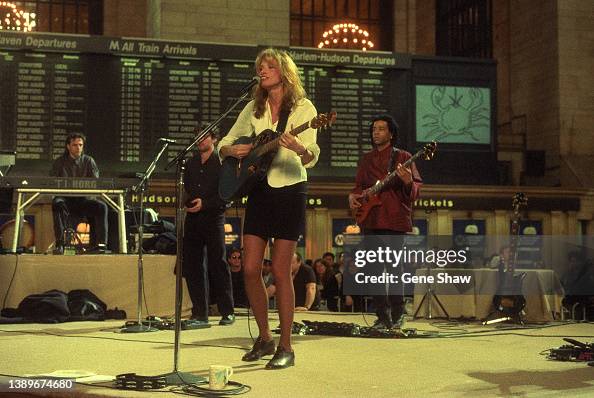 Carly Simon Performs In Grand Central Station Carly Simon Performs In Grand Central Station