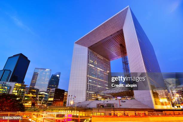 grand arche at la defense, paris - la défense stockfoto's en -beelden