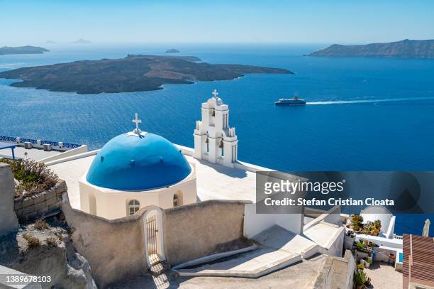 santorini blue dome church, greece - dodecanese islands - fotografias e filmes do acervo