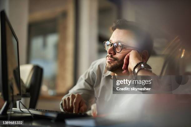 オフィスでpcで作業している退屈な男性プログラマー。 - 退屈 ストックフォトと画像