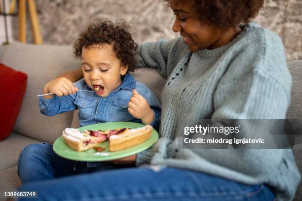 süßer kleinkind, der den süßen kuchen isst - man eating pie stock-fotos und bilder