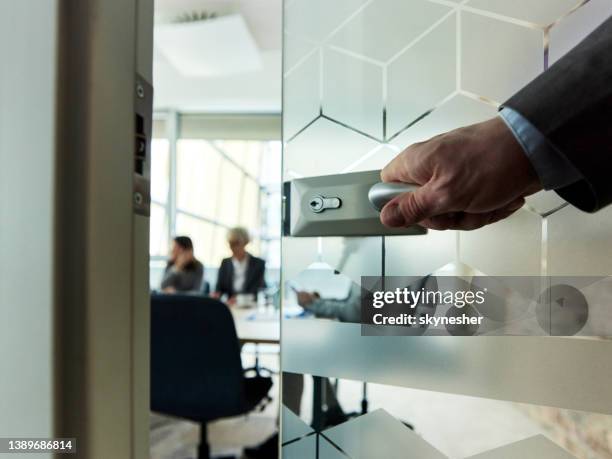 entrare in ufficio! - door foto e immagini stock