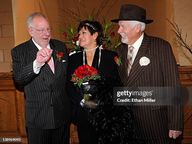 Former Las Vegas Mayor Oscar Goodman, a former defense attorney for reputed mobsters, talks with Victoria Luginbill and Thomas Luginbill of...