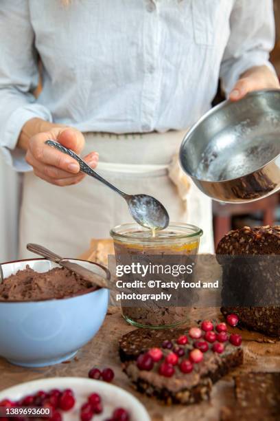 chicken liver pate. cooking - pate stock-fotos und bilder