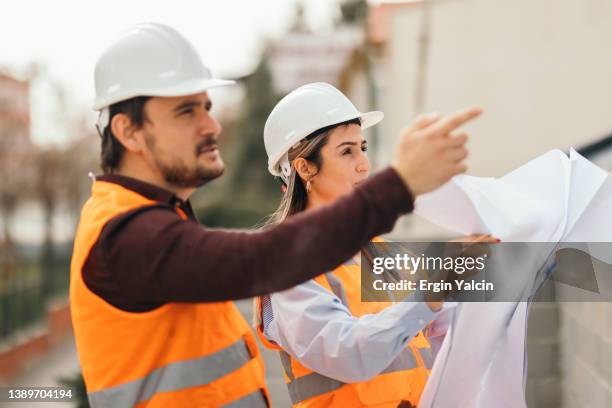 female architect and construction worker at construction site - a meeting place for the european digital industry stock pictures, royalty-free photos & images