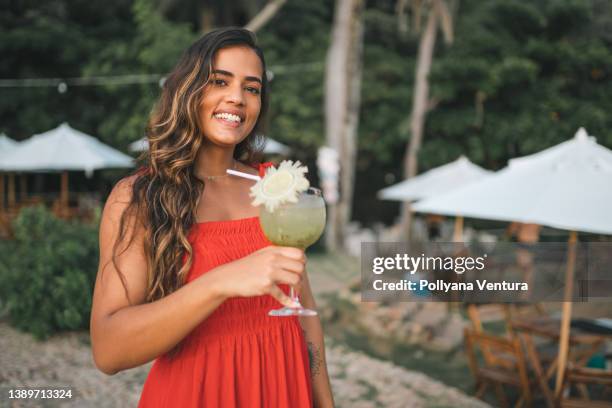 ritratto di giovane donna che beve una bevanda tropicale - finger waves foto e immagini stock