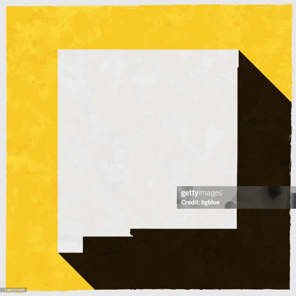 Mapa de Nuevo México con sombra larga sobre fondo amarillo texturizado