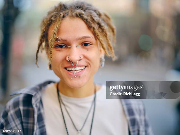 young woman in the city - punk rock stockfoto's en -beelden