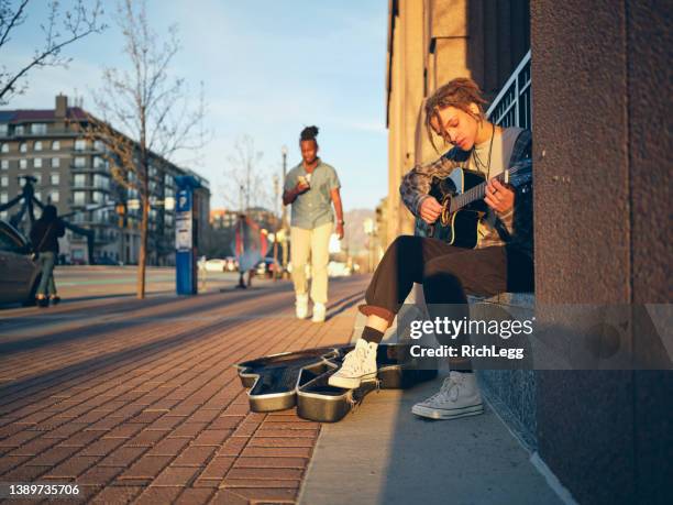 jovem mulher tocando guitarra na cidade - street artist - fotografias e filmes do acervo