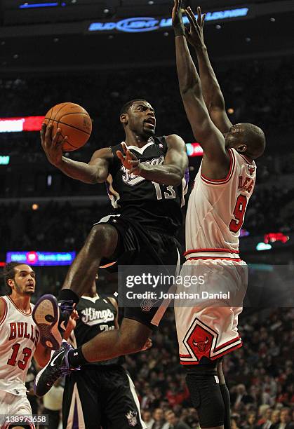 Tyreke Evans of the Sacramento Kings goes up for a shot against Loul Deng of the Chicago Bulls at the United Center on February 14, 2012 in Chicago,...