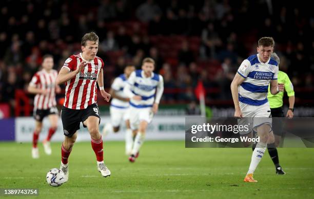 Sander Berge of Sheffield United makes a break during the Sky Bet Championship match between Sheffield United and Queens Park Rangers at Bramall Lane...