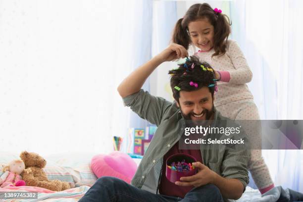 niña haciendo el cabello de su padre - combing fotografías e imágenes de stock