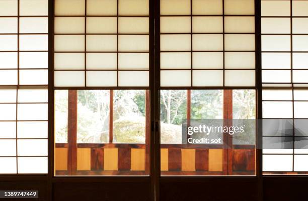 sliding paper doors - shoji fotografías e imágenes de stock