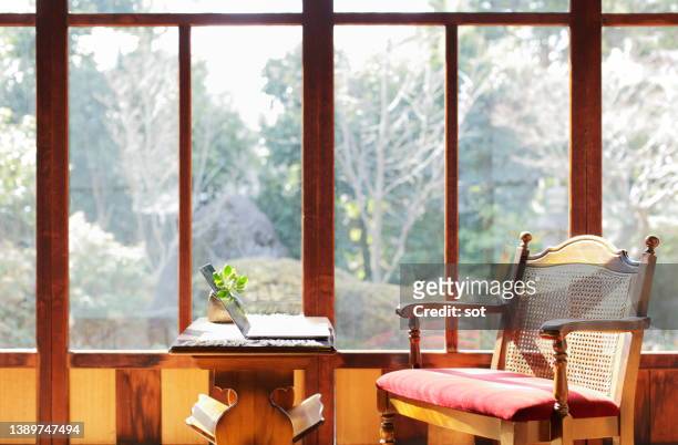 laptop on coffee table in japanese style room facing the garden - ryokan foto e immagini stock