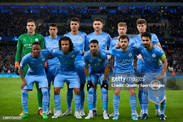 Players of Manchester City line up for a team photo prior to the UEFA Champions League Quarter Final Leg One match between Manchester City and...