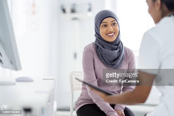 reunião do médico com um paciente muçulmano - arab women fat - fotografias e filmes do acervo