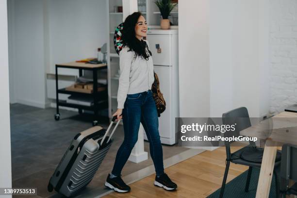 junge frau betritt eine mietwohnung - backpacker apartment stock-fotos und bilder