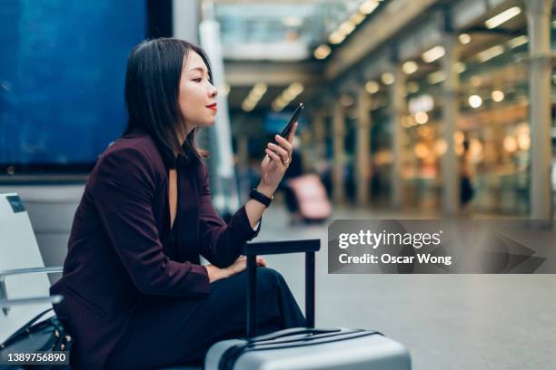 businesswoman on business trip with smart phone - 日本人　空港 ストックフォトと画像