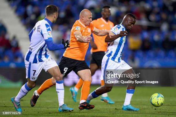 Seydouba Cisse of CD Leganes battle for the ball with Roman Zozulya of Fuenlabrada during the LaLiga Smartbank match between CD Leganes and...