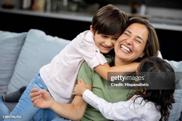 madre feliz jugando en casa con sus hijos - mother´s day fotografías e imágenes de stock