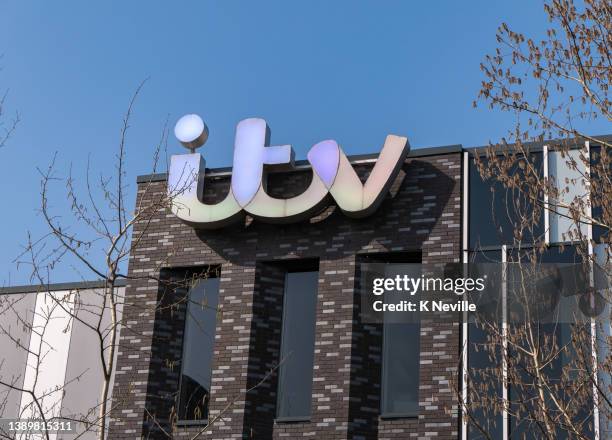 itv sign on building in media city salford - itv studio stock pictures, royalty-free photos & images