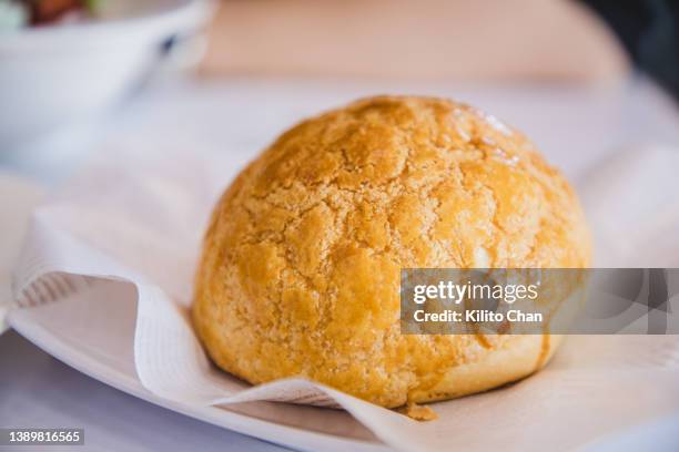 chinese dim sum - sweet baked bread shaped like a pineapple (菠蘿包) - sweet bun stock-fotos und bilder