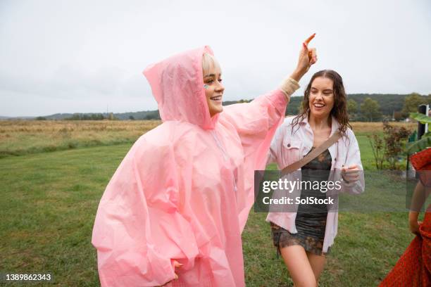 ¡me encanta esta canción! - poncho fotografías e imágenes de stock