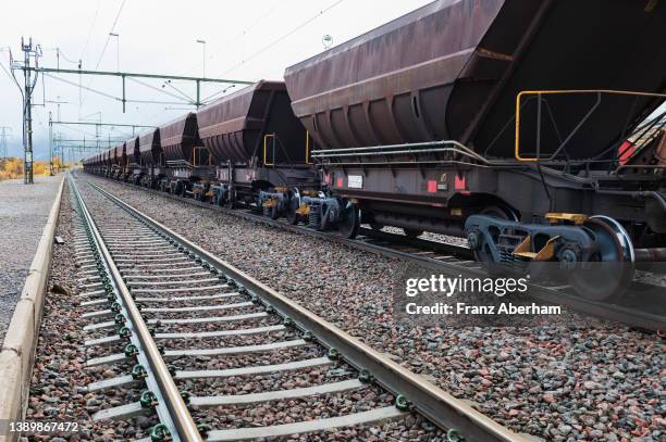 iron ore train - eisenerz stock-fotos und bilder