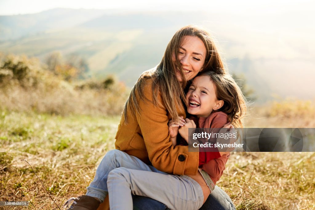 Allegra madre single e figlia che si divertono nella giornata autunnale.