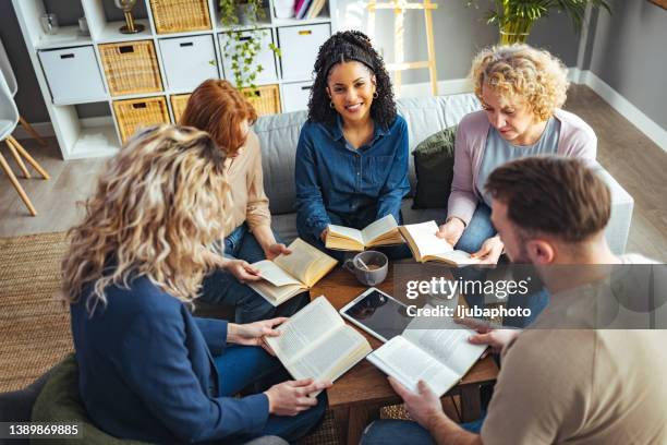 retrato de la profesora - club de lectura fotografías e imágenes de stock