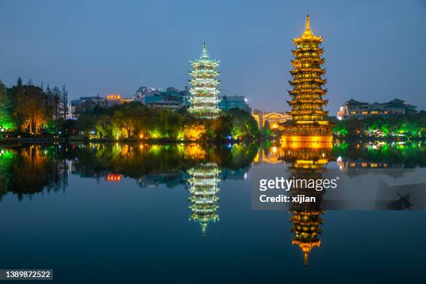 vue nocturne des pagodes du soleil et de la lune, guilin, chine - guangxi photos et images de collection