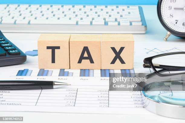 tax filing - tax form photos et images de collection