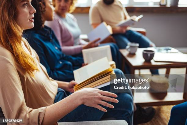 estudiantes que estudian en la biblioteca universitaria - club de lectura fotografías e imágenes de stock