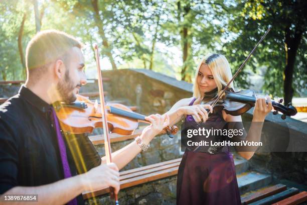 gruppo duo musicale che esegue il violino - concerto classico foto e immagini stock