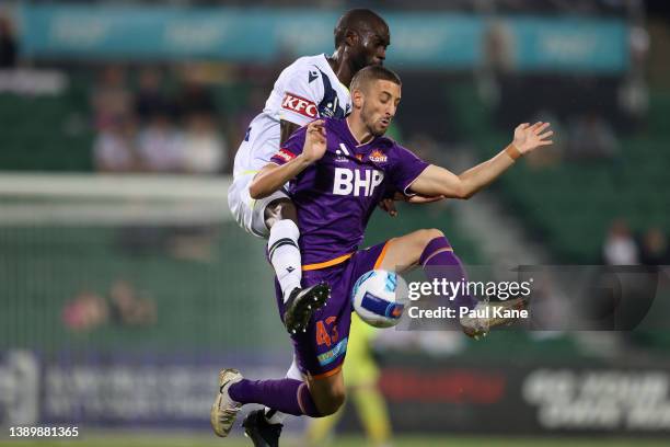 Jason Geria of the Victory and Adam Zimarino of the Glory contest for the ball during the A-League Mens match between Perth Glory and Melbourne...